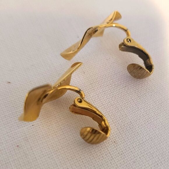 Vintage Brass Coloured Crinkle Crescent Clip-on Earrings - Picture 2 of 3